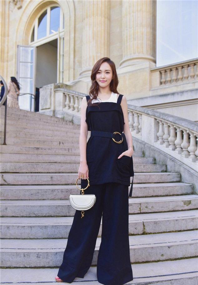 极简|毛阿敏真是“阿姨圈顶流”,白上衣配紧身裤干净利落,简约大气