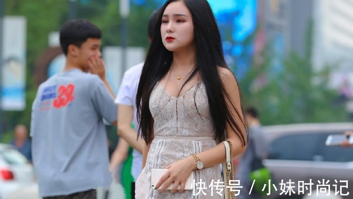 吊带裙|街拍: 小姐姐白色蕾丝吊带裙穿搭, 温柔又气质, 越看越喜欢!