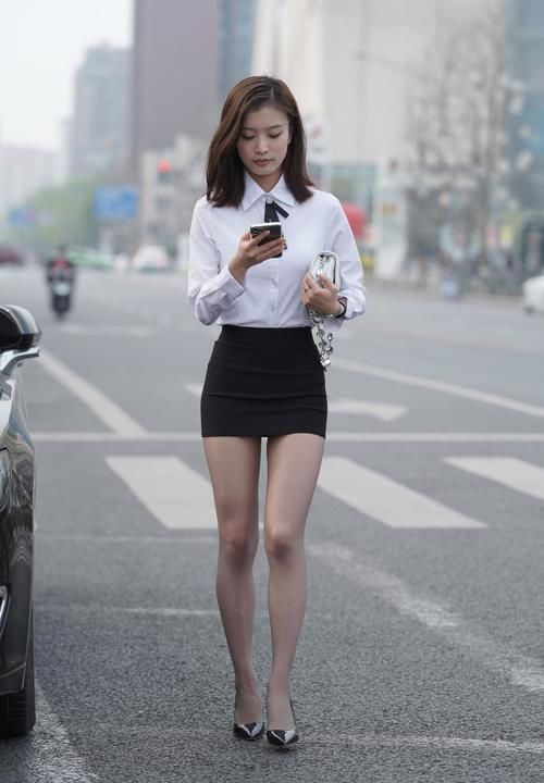 超短裙 白衬衣配黑色超短裙,再穿一双丝袜,明明穿得很简约,看起来却格外性感迷人