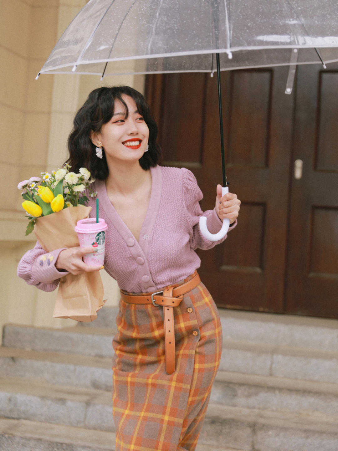 搭配|简约温柔的秋季穿搭,粉紫色针织衫配半身裙优雅大方,高级精致