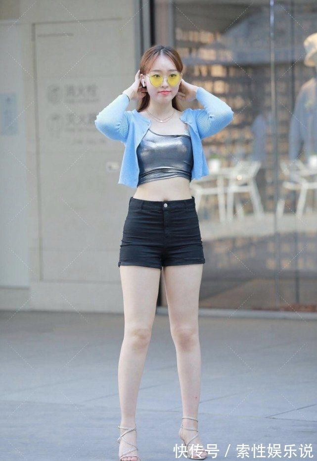 表妹 清纯表妹穿搭“夏日风”，蓝色外套搭配热裤更清爽，银质上衣随性又“高雅”