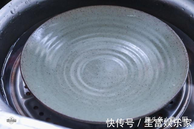 香菇直接用清水洗是大错，学会这个小妙招，脏东西小虫子乖乖溜走