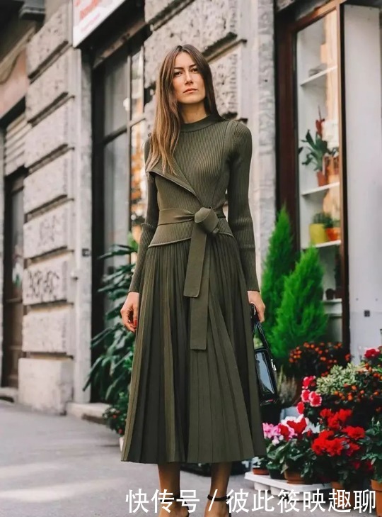 羽绒服|今年秋冬流行“针织裙”,显高时髦还抢镜,搭配羽绒服大衣都好看