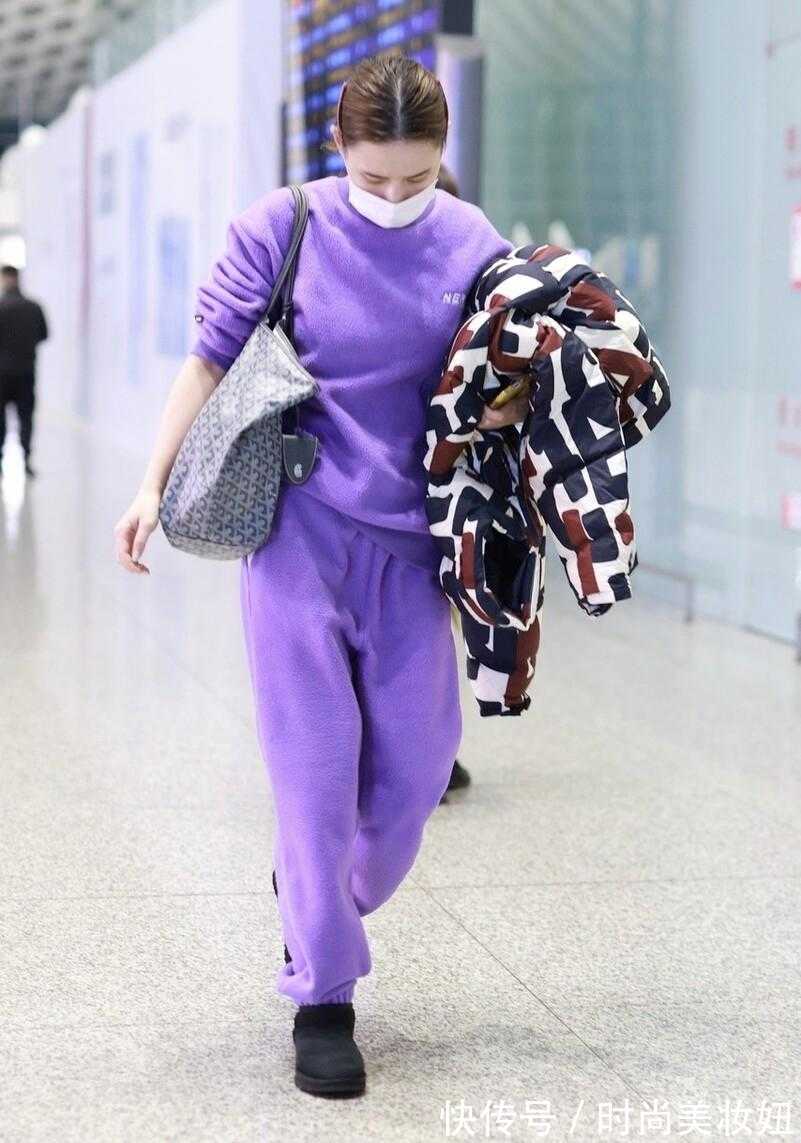 舒适感|何超莲真没“豪门千金”架子,穿紫色运动装走机场,气质仍出众