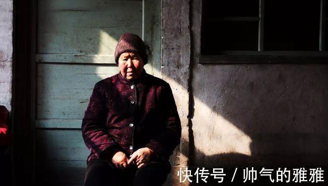 父母|老人帮忙带娃跟没老人带娃，3个家庭前后对比，差距一目了然！