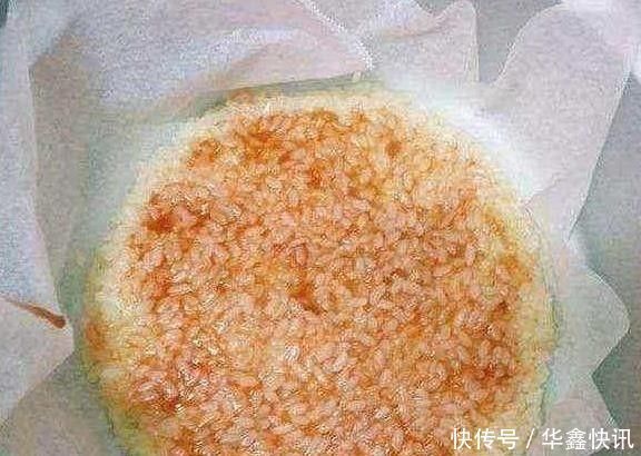 把鸡蛋打进电饭锅和生米一同煮,15分钟后,奇迹出现了