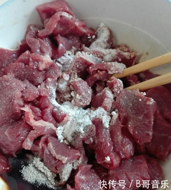 老妈炒的牛肉是一绝，吃过的都说特别嫩，全因为多了这个步骤！