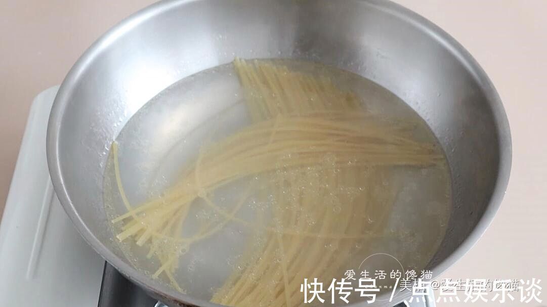 意面|一个人的午餐,从不点外卖,这样吃,10分钟做好,天天吃也不腻