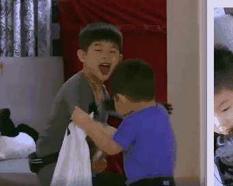 哥哥|儿子想要一个妹妹,结果妈妈一次生了仨,三胞胎等哥哥放学萌化了