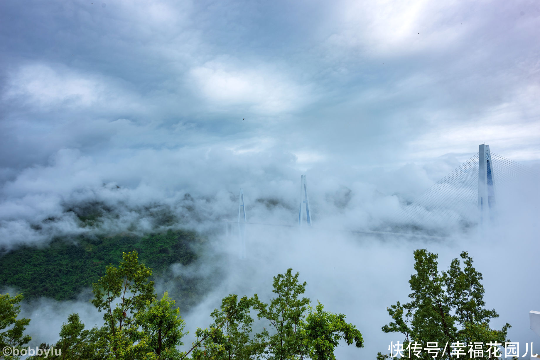 栈道|旅游的“坑”避之不及，但黔南有个坑非但不避，游客还蜂拥而至