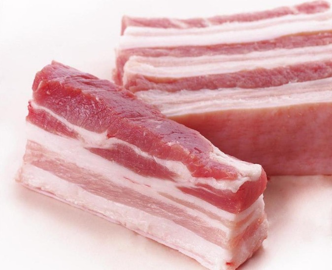 做红烧肉不焯水,教您一个妙招,肉块软糯没腥味,香气十足!