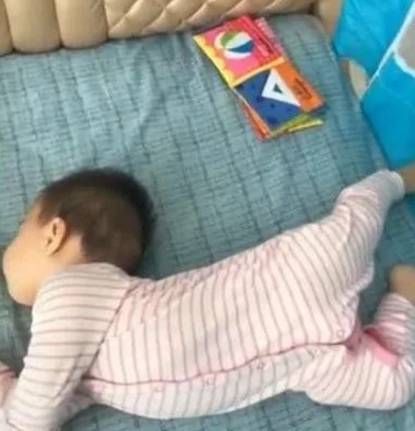 宝宝睡觉意外走红,妈妈掀开被子的瞬间,别小瞧穿尿不湿的