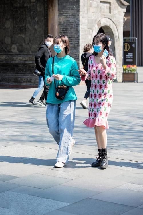 美女穿网纱拼接的短裤,身材显得更加的完美