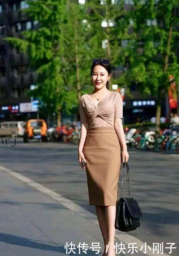 女人味十足|时尚辣妈这件套裙真的很美,彰显女人味十足