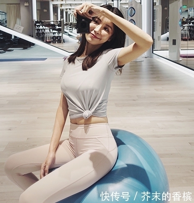 紧身|时尚的紧身打底裤小姐姐，性感迷人，让人心花怒放