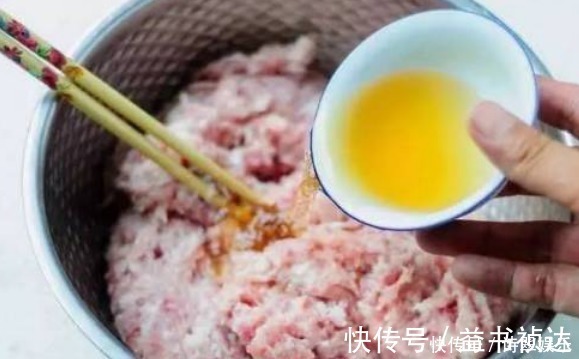 放油|调饺子馅,先放盐还是先放油记住顺序,饺子饱满多汁,鲜嫩可口