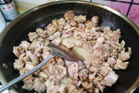 粗茶淡饭|炖鸭子时,别再焯水去腥了!学会这1妙招,鸭肉不腥还鲜味足