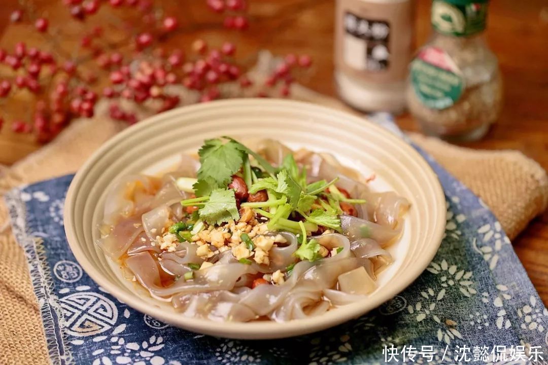 用筷子|这4道中国菜肴难倒了外国人,不是味道差,而是想吃夹不起来