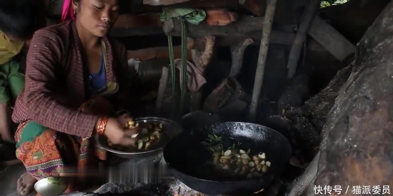 尼泊尔|尼泊尔山区穷人家的生活,房子矮的直不起腰,只吃一个土豆炒蘑菇