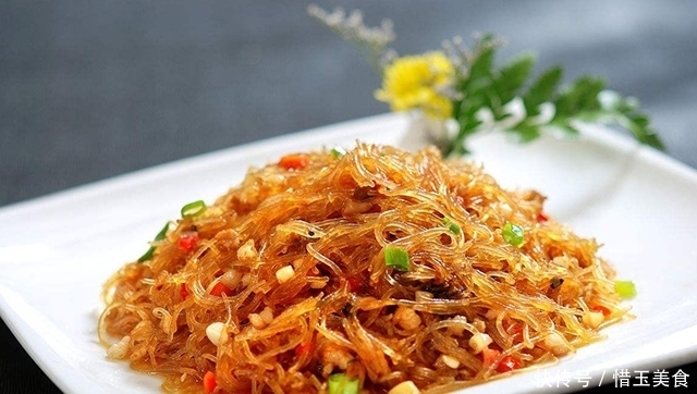 炒粉条时不要直接炒了，记住2点，粉条根根分明，不粘锅