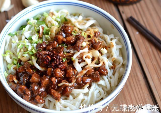 做炸酱面，炒酱是关键，教您详细做法，酱香浓郁，在家也吃得香