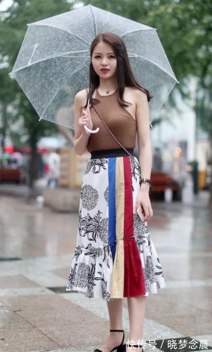 热裤|街拍：紧身热裤搭配黑色圆领T恤小姐姐干净利落肤白貌美
