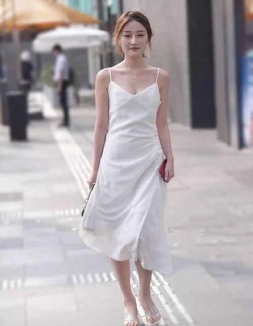 一身优雅长裙，轻盈大方又显知性时尚气质，高挑女生更爱穿