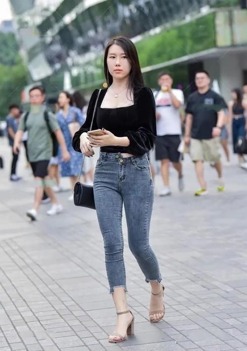 短裤 性感牛仔打底裤搭配黑色时尚上衣,百搭不出错,相当的协调和亮眼