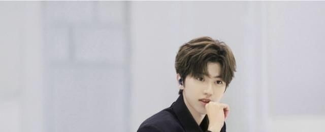 肖戰(zhàn)部隊(duì)的名單再次三連冠,王一博緊隨其后,蔡徐坤排名非常現(xiàn)實(shí)