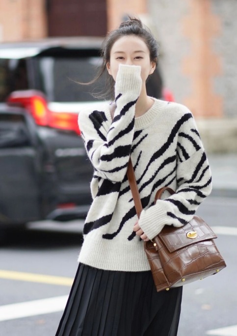 裙装|秋冬穿毛衣,尽量搭配半身裙,优雅时髦显气质,时髦百搭不出错