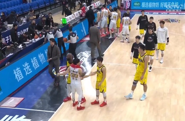 吉林|24-4!吉林打崩广厦,孙铭徽16中3+8失误,王博扭头就走,不高兴