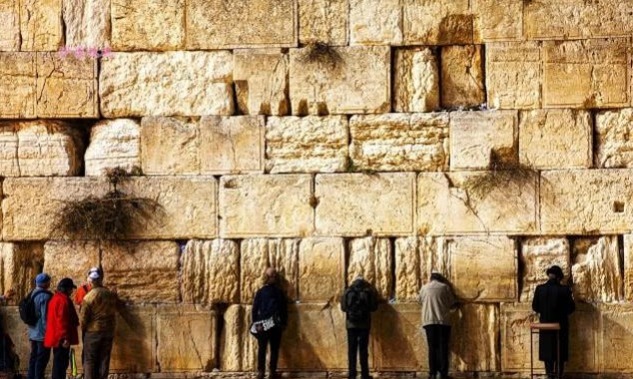 到耶路撒冷|耶路撒冷哭墙的来历：千年民族兴衰史，犹太人的心灵寄托