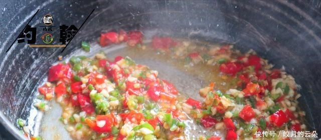 12块钱买500克蛏子,简单一蒸5分钟就上桌,肉质鲜美,吃着很过瘾