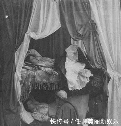 鸦片|晚清老照片:两个洋妞上下铺抽鸦片,蹲在公堂的女子很无助