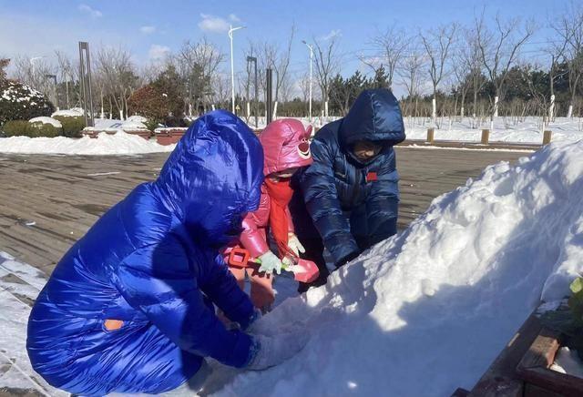 乒乓球|威海下大雪,国乒队员出不去只能在酒店,王楠带儿女玩雪“拉仇恨”