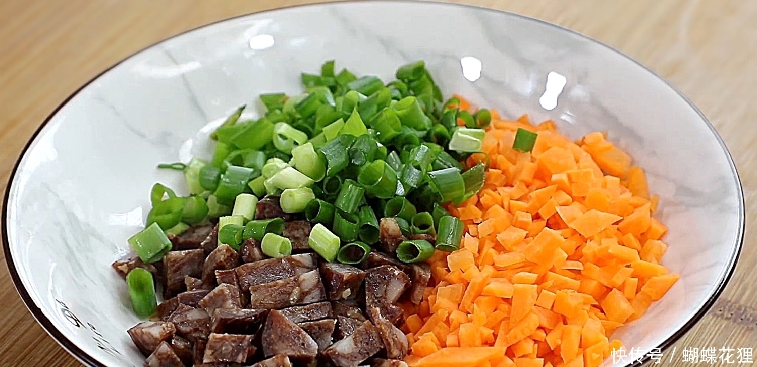 大米新吃法,加3个鸡蛋,不煮不蒸,酥脆又筋道,孩子抢着吃