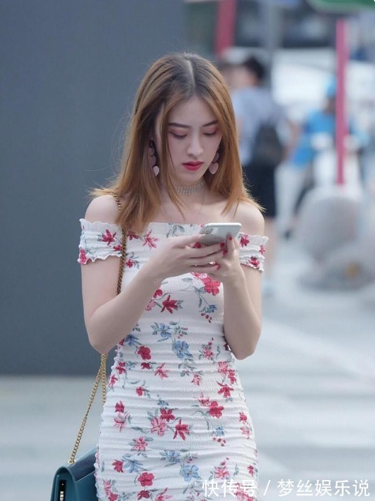 小妹妹 一字肩印花褶皱包臀连衣裙的穿搭，即使玩着手机，也是气场十足