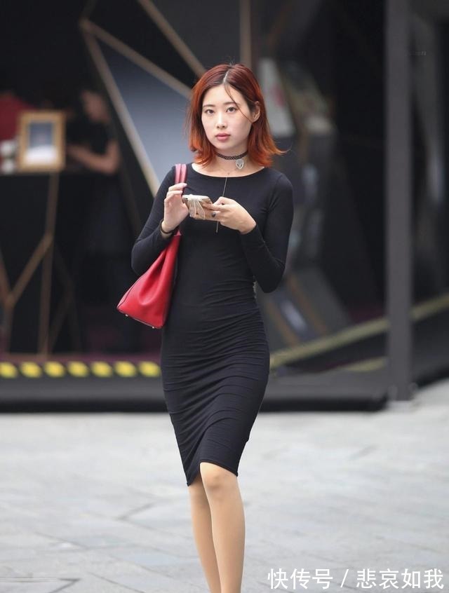 红色高跟鞋 一袭黑色长袖修身裙，穿出了时尚的唯美，清新优雅又美的有气韵！