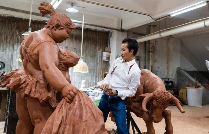 放大|“肥女斗牛”泥稿放大,为西班牙而作