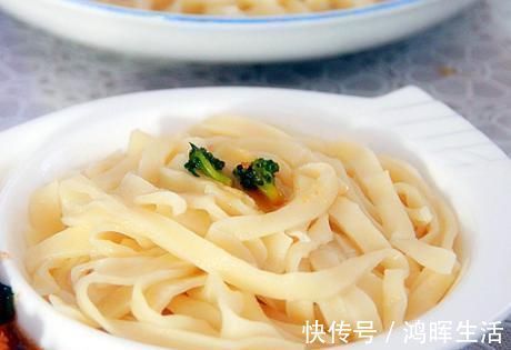 一日三餐|做手擀面，和面时多加这2样，面条劲道爽滑更营养，久煮不断