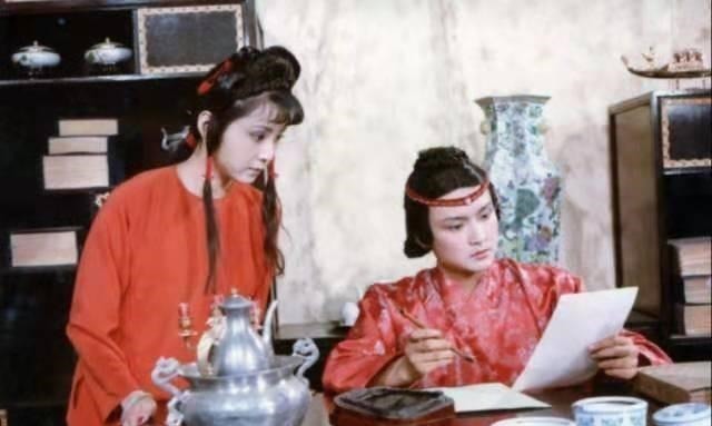 晴雯&荣国府丫鬟上百,贾母为何单相中了晴雯一人?麝月看得最通透明白