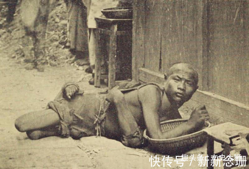 实情!同治年间,两乞丐当街耍蛇,一老者看后,惊诧此非蛇,而是人