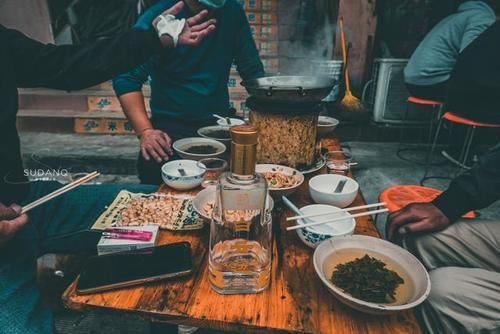  一大早就喝白酒吃火锅，湖北荆州人的生活“有点彪”，令人惊奇