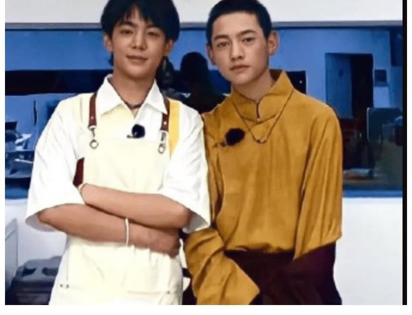 丁真弟弟现身中餐厅,颜值被众人夸赞,二公主姚安娜跟他搂肩合照