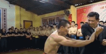 |搞笑GIF:本想给女友一个惊喜,没想到遇到了丈母娘