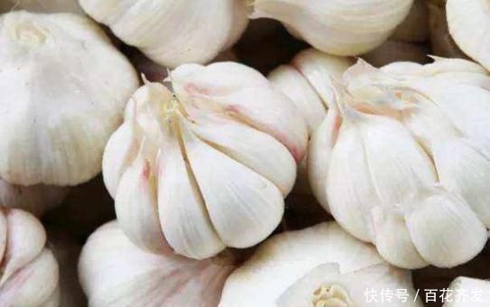 袋子|今天才知道,大蒜上有一个机关,轻轻一按蒜皮马上脱落,简单实用