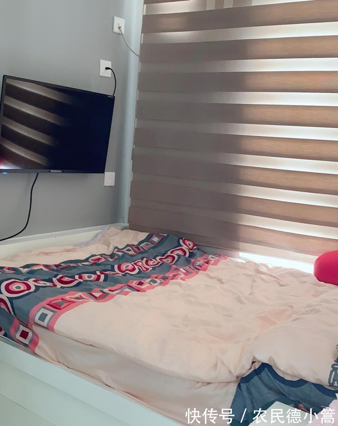 拖床|香港夫妇54㎡蜗居生活，沙发离电视不足一米，却温馨得令人羡慕