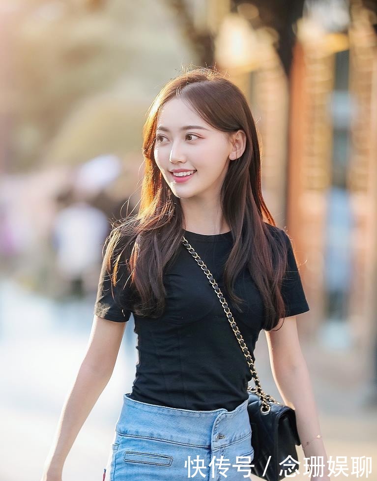 尽显|娇小女生穿高腰微喇裤,尽显长腿