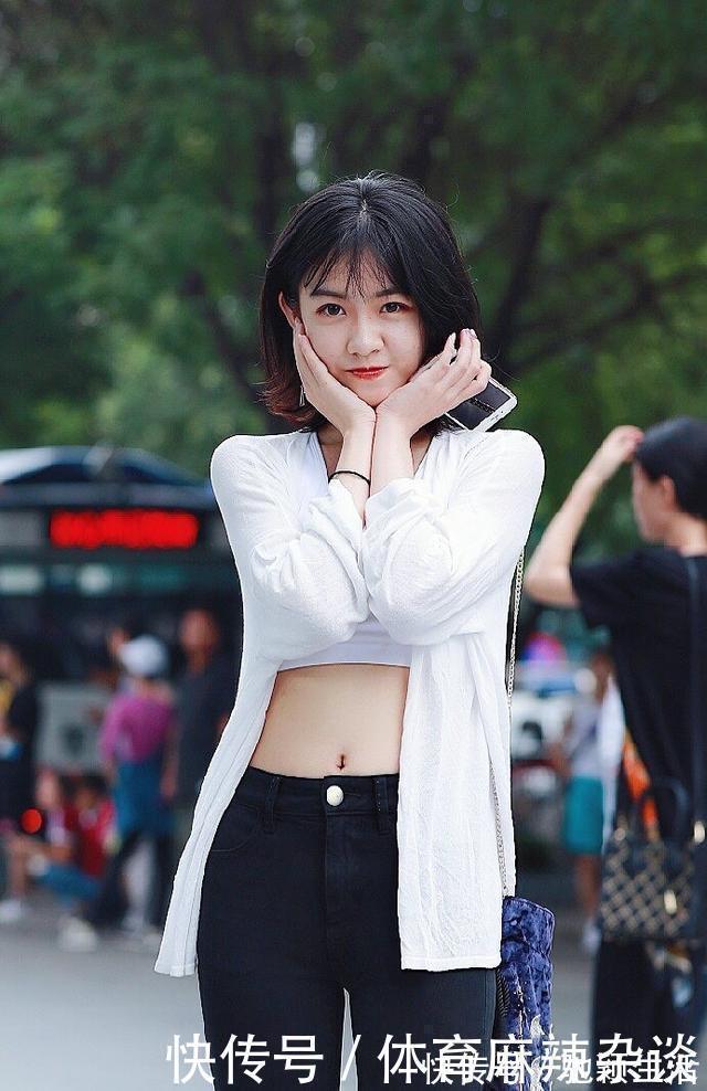 小妹妹|白色和黑色的颜色搭配,妹妹的短发也很纯净可爱