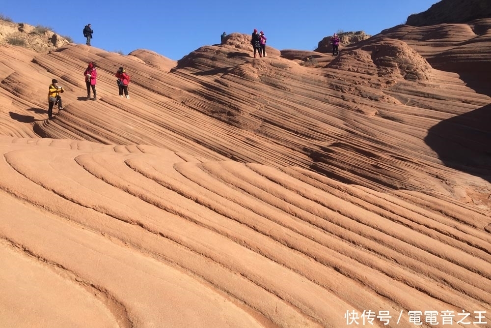 中国的波浪谷 红色石头像泥石流一样 呈现出一种流水状 美极了